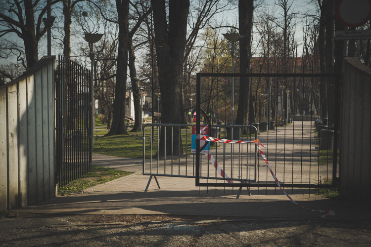brama do parku symbolicznie zamknięta
